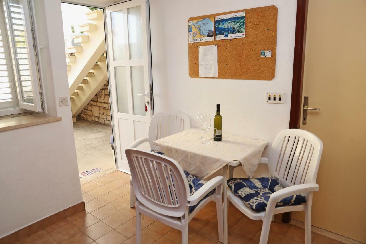 Apartments Katica Лумбарда Екстериор снимка